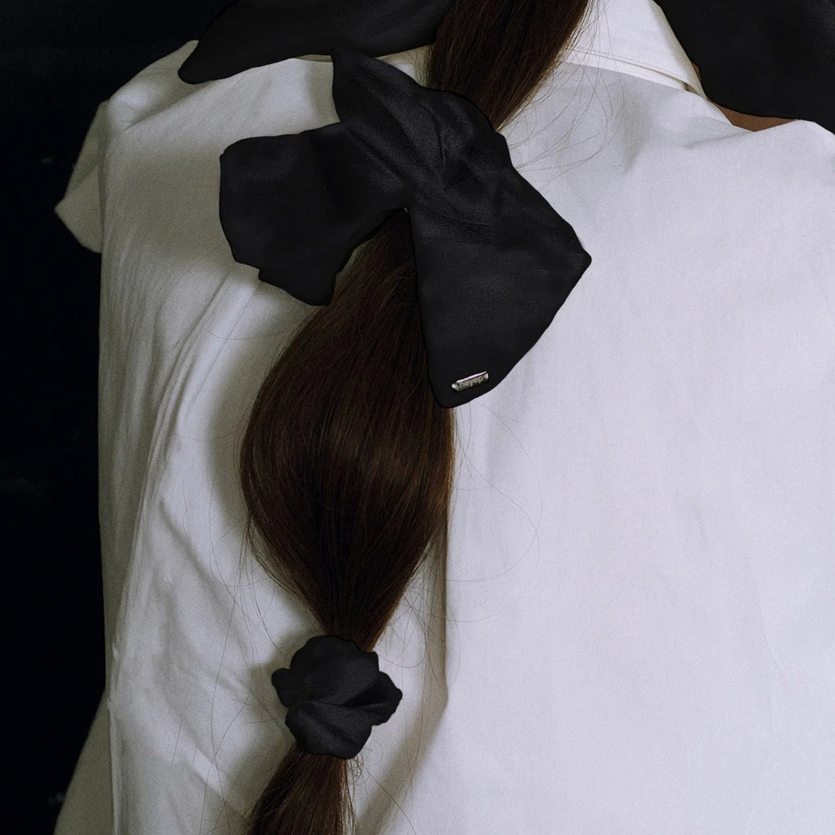 Silk Square Medium Scrunchie〈Black〉