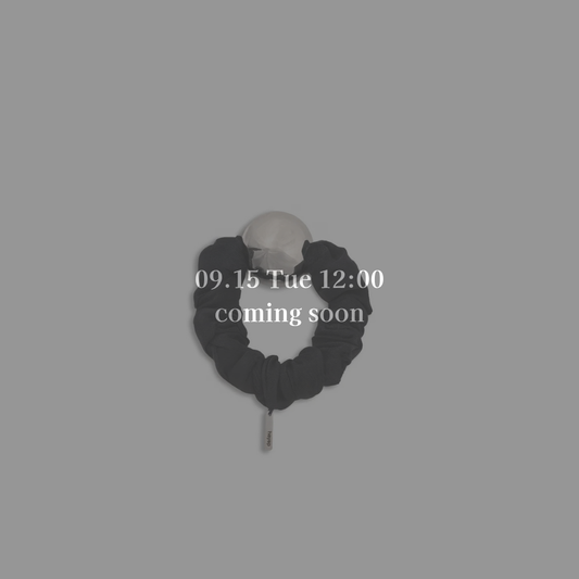 Medium Metal Ball Silk Scrunchie〈Black〉