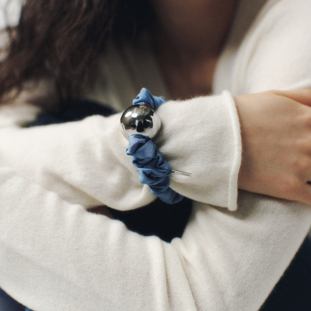 heyep別注 Medium Metal Ball Silk Scrunchie〈SMOKEY BLUE〉