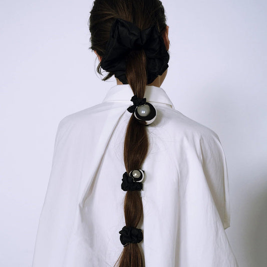 Medium Metal Ball Silk Scrunchie〈Black〉